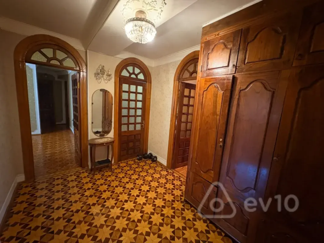 Satılır 4 otaqlı köhnə tikili 105 m²