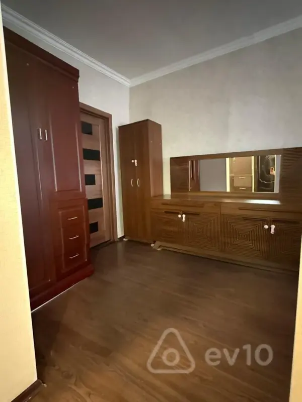 Kirayə verilir 4 otaqlı köhnə tikili 120 m²