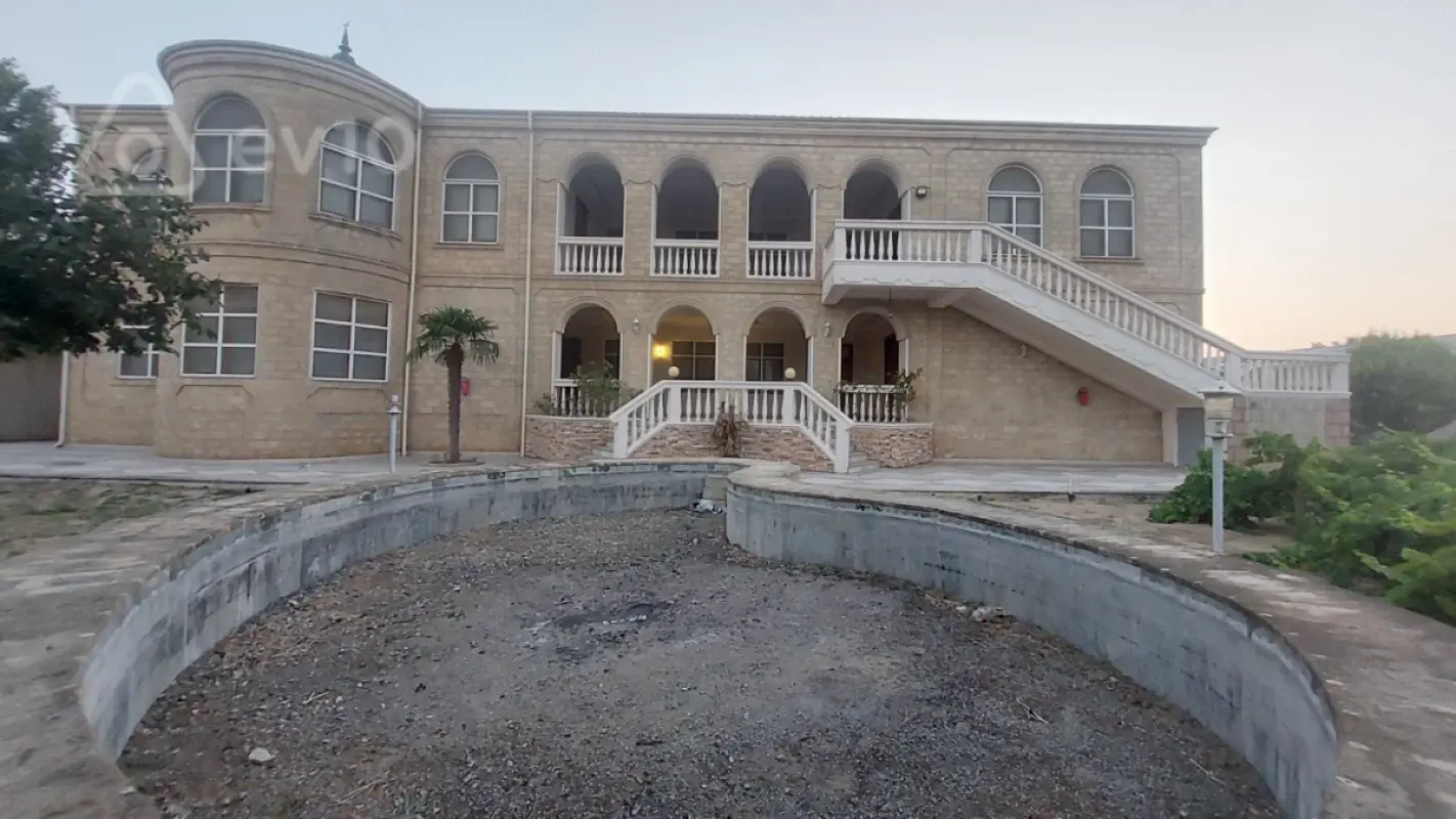 Satılır 10 otaqlı həyət evi 700 m²