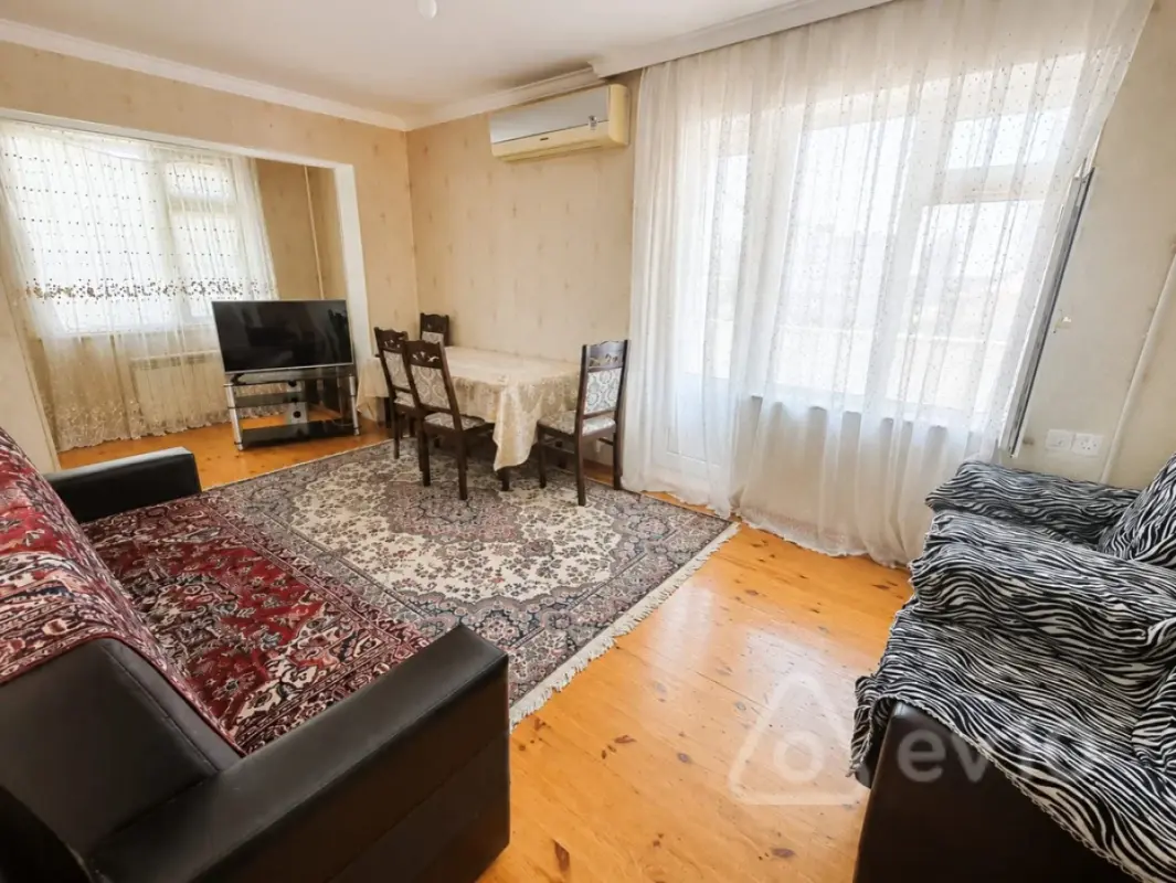 Kirayə verilir 2 otaqlı köhnə tikili 65 m²