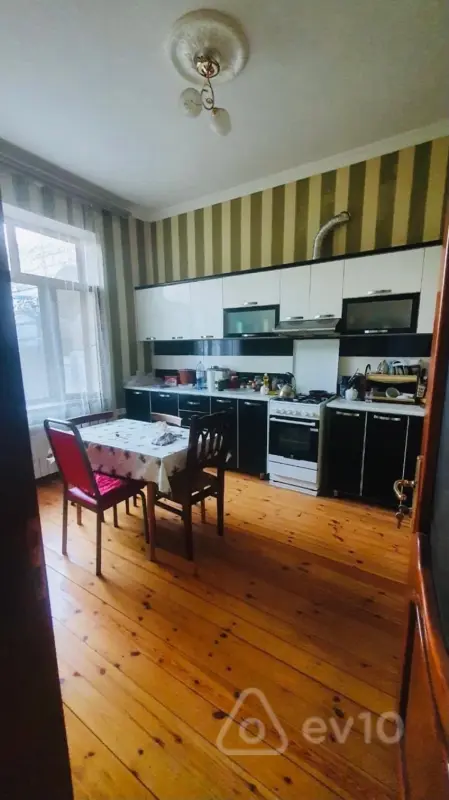 Kirayə verilir 8 otaqlı həyət evi 200 m²