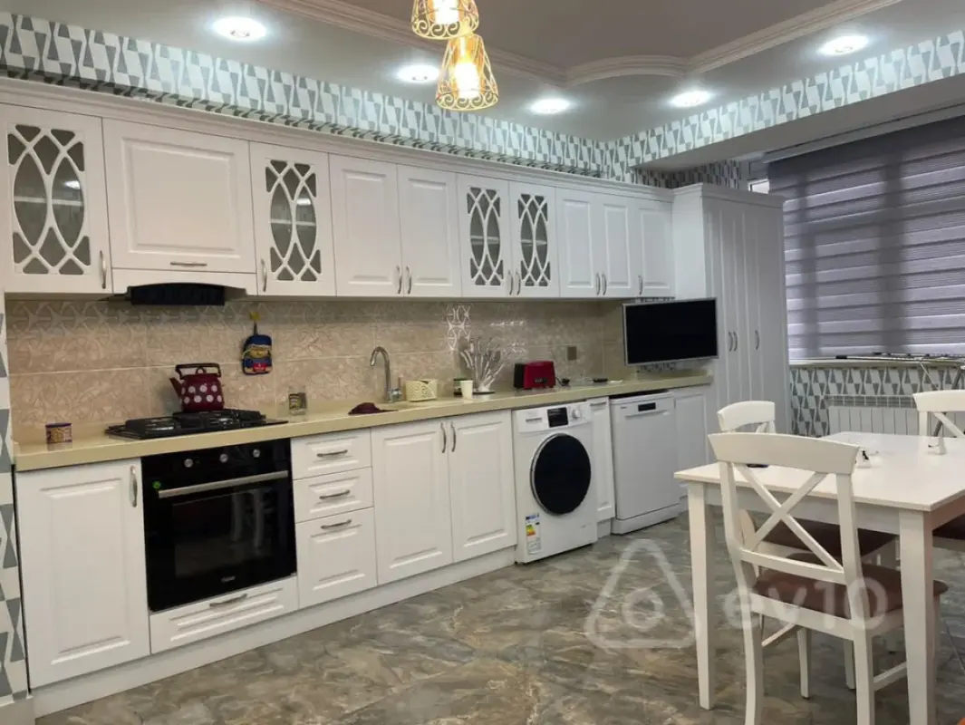 Kirayə verilir 3 otaqlı yeni tikili 135 m²