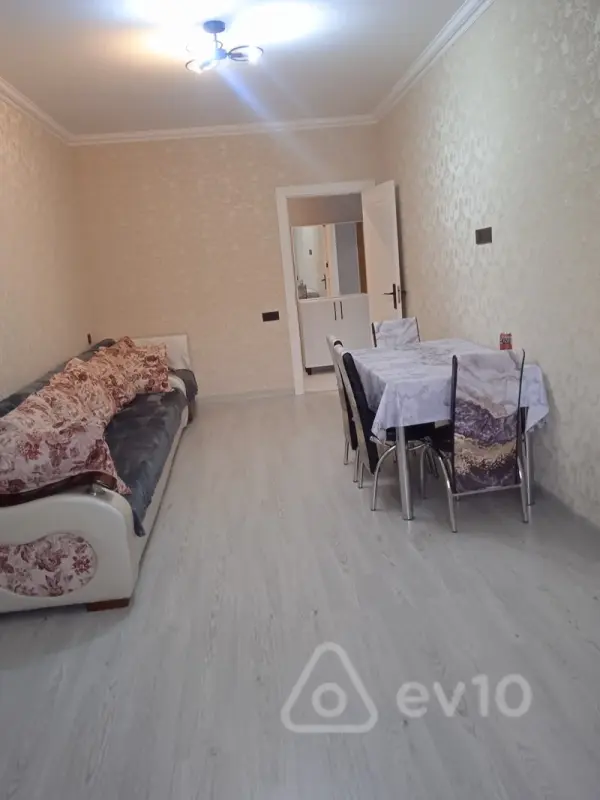 Kirayə verilir 2 otaqlı köhnə tikili 65 m²