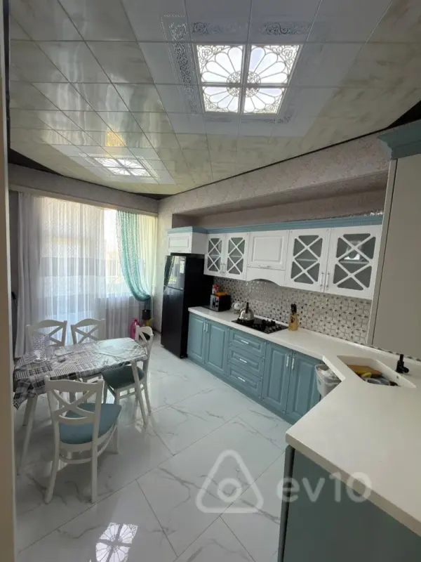 Kirayə verilir 3 otaqlı yeni tikili 130 m²
