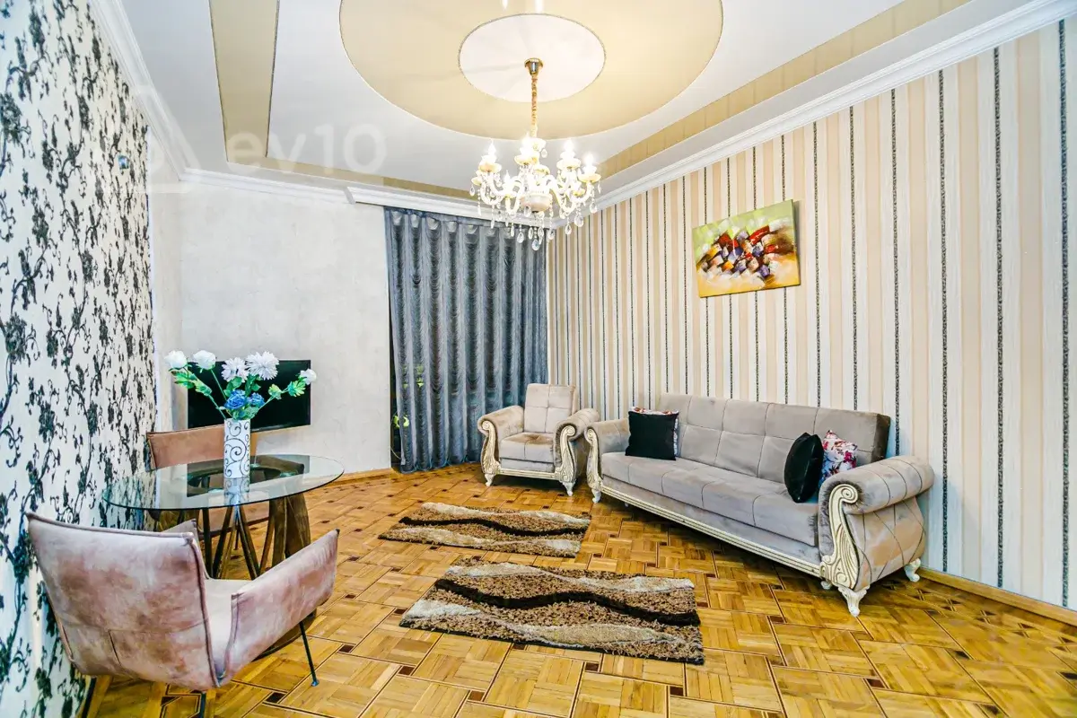 Kirayə verilir 4 otaqlı köhnə tikili 170 m²