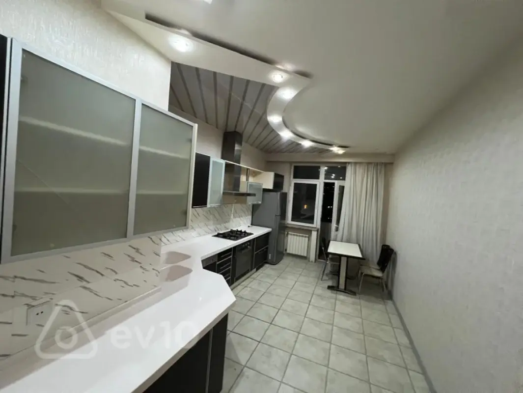 Kirayə verilir 3 otaqlı yeni tikili 220 m²