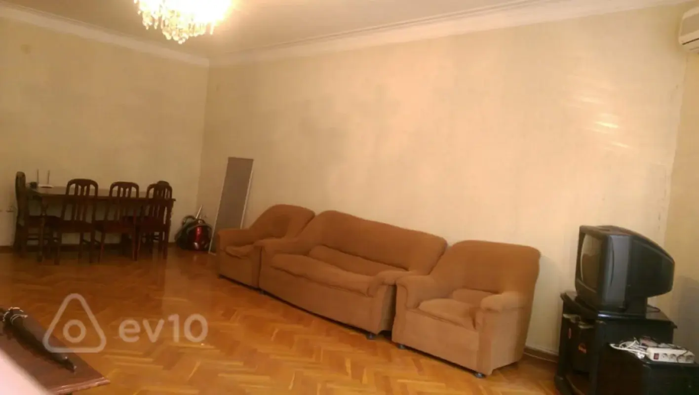 Kirayə verilir 3 otaqlı köhnə tikili 200 m²