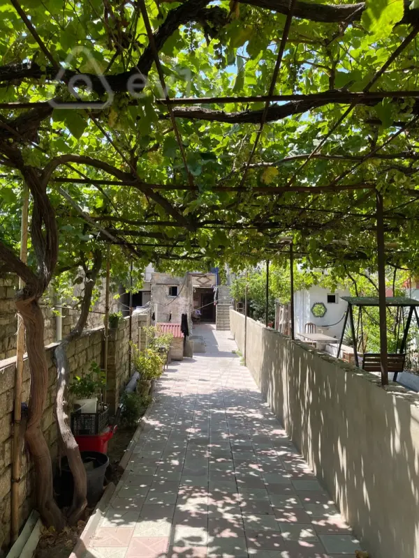 Satılır 8 otaqlı həyət evi 216 m²