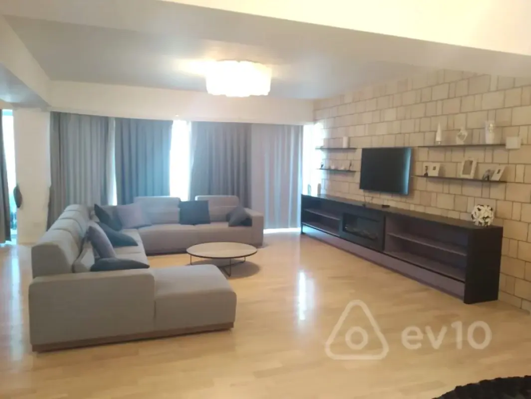 Kirayə verilir 5 otaqlı yeni tikili 300 m²