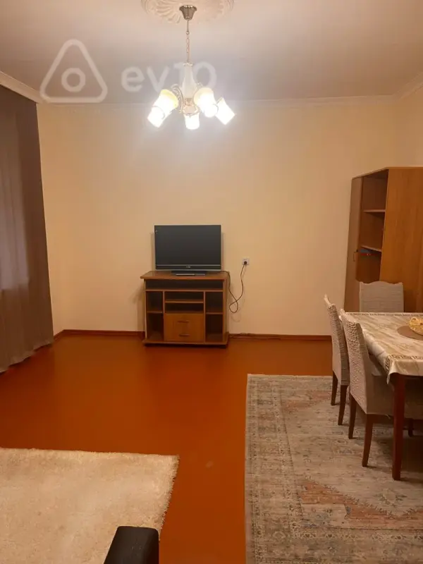 Kirayə verilir 2 otaqlı köhnə tikili 50 m²