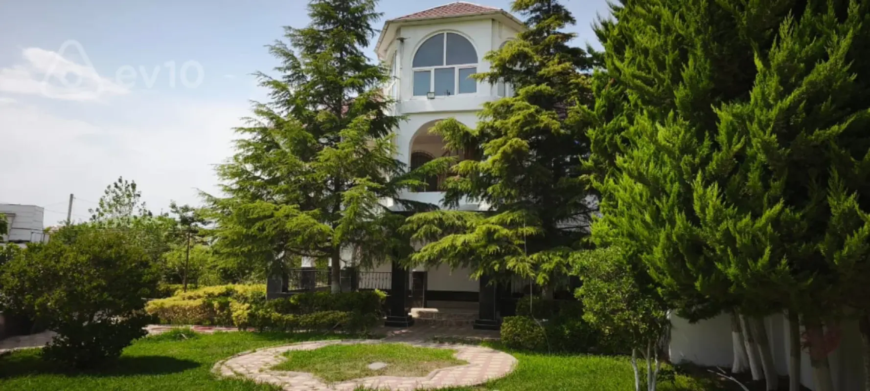 Satılır 7 otaqlı həyət evi 330 m²