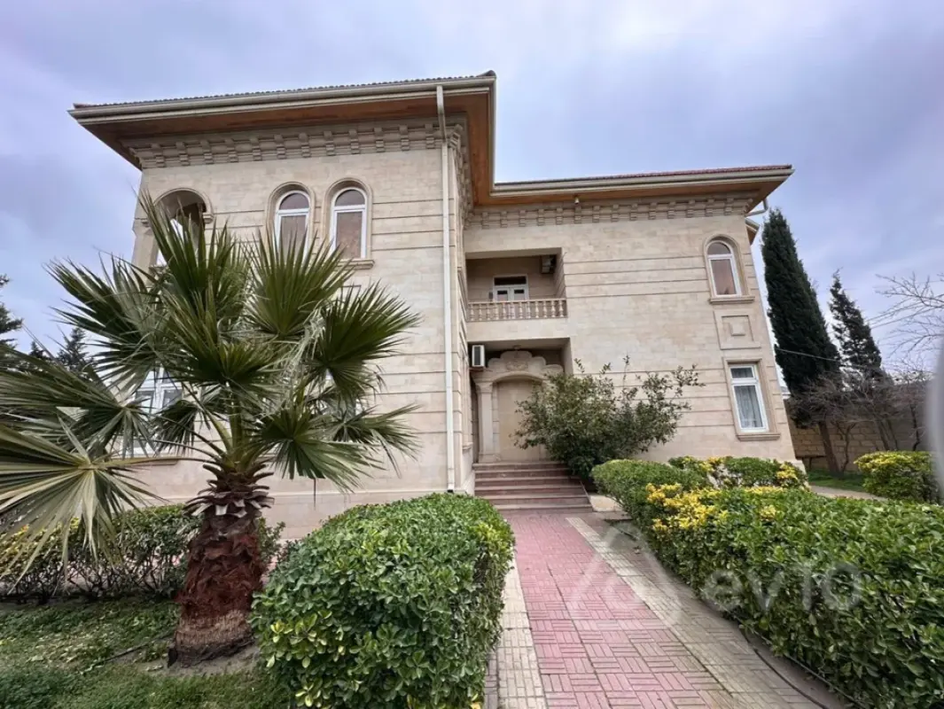 Satılır 8 otaqlı həyət evi 450 m²