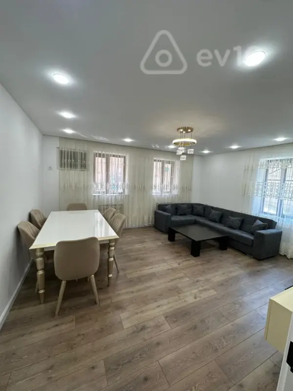 Kirayə verilir 2 otaqlı köhnə tikili 80 m²