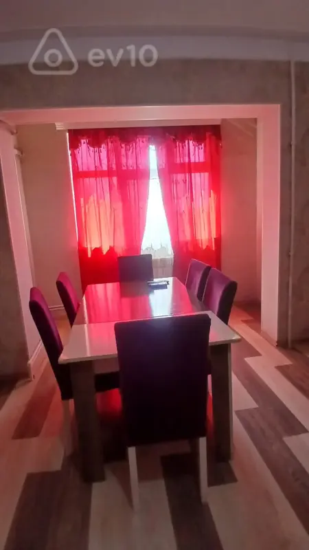 Kirayə verilir 6 otaqlı köhnə tikili 100 m²