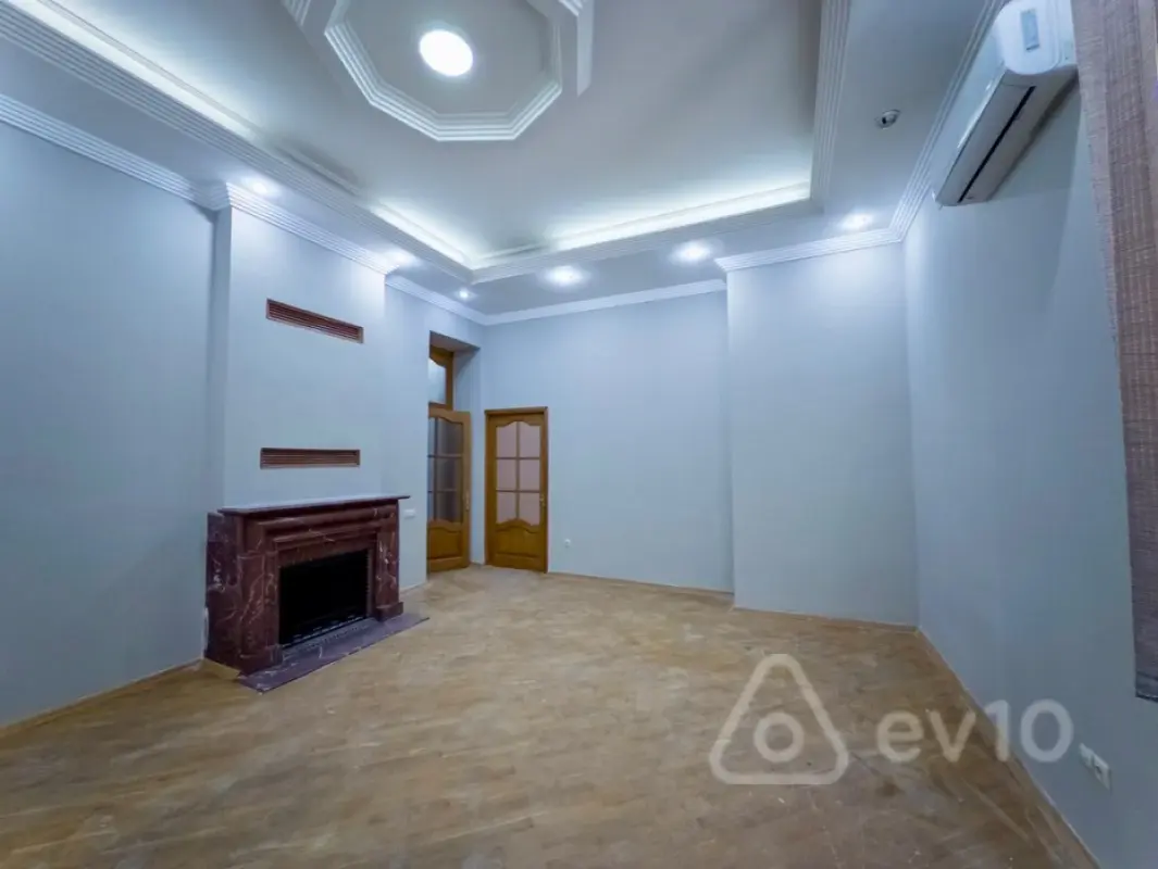 Kirayə verilir 4 otaqlı köhnə tikili 160 m²