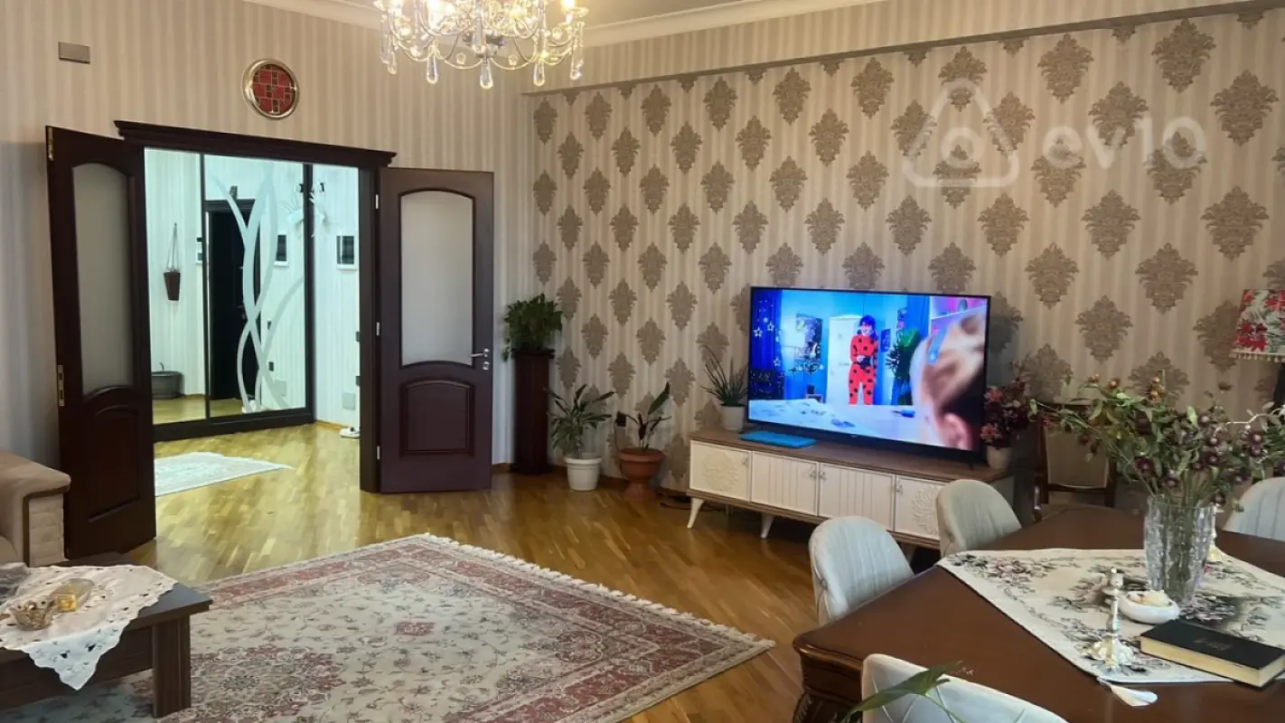 Kirayə verilir 3 otaqlı yeni tikili 150 m²