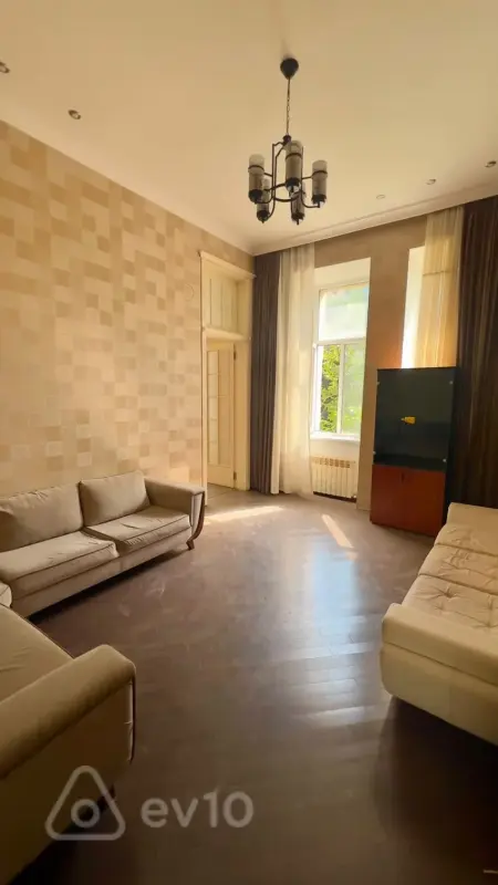 Kirayə verilir 7 otaqlı köhnə tikili 200 m²