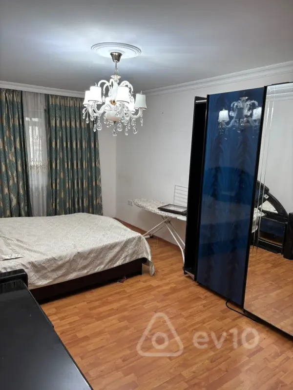 Kirayə verilir 4 otaqlı köhnə tikili 120 m²