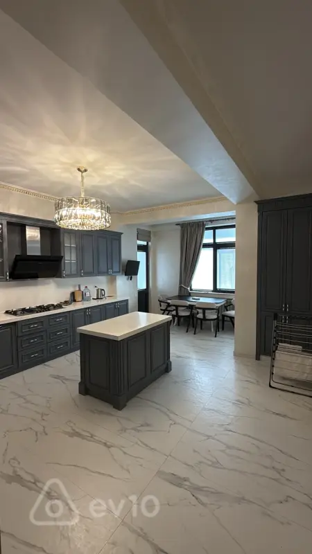 Kirayə verilir 4 otaqlı yeni tikili 200 m²