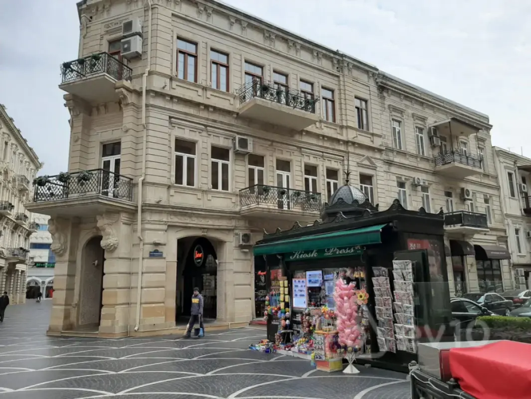 Satılır 3 otaqlı köhnə tikili 240 m²