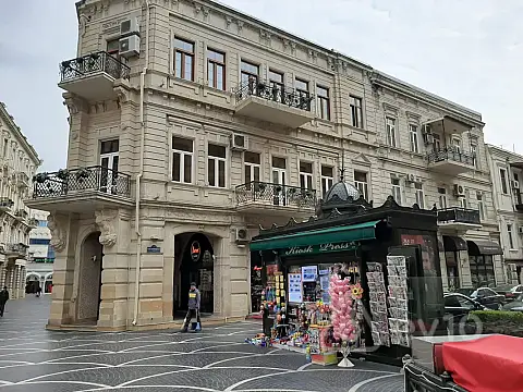 Satılır 3 otaqlı köhnə tikili 240 m² — Bakı, Nəsimi 3 otaq 240.00 m²