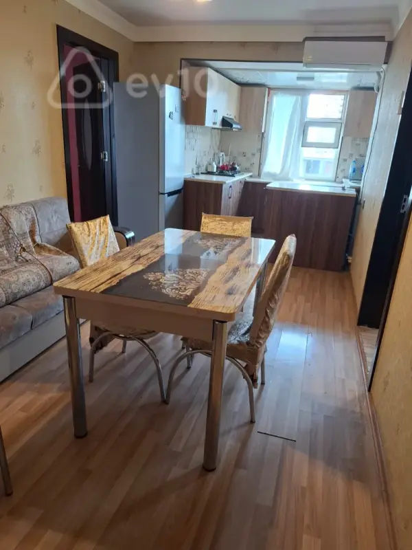 Kirayə verilir 2 otaqlı köhnə tikili 50 m²