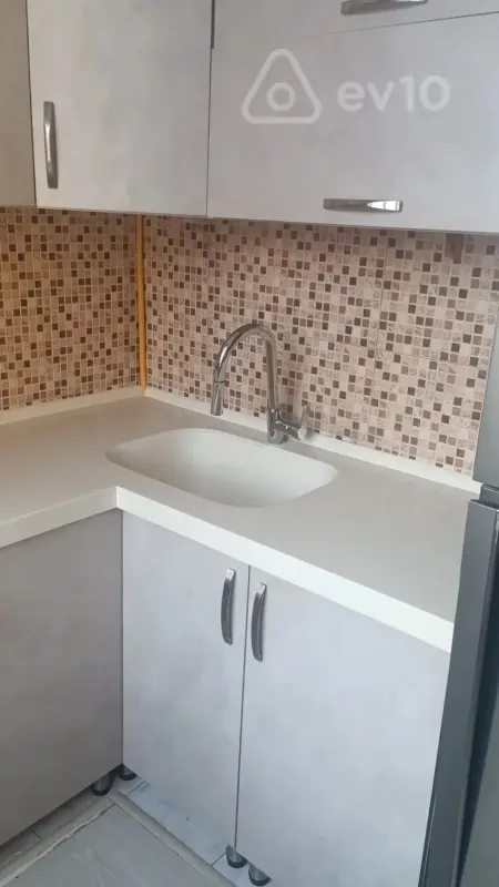 Kirayə verilir 2 otaqlı köhnə tikili 50 m²