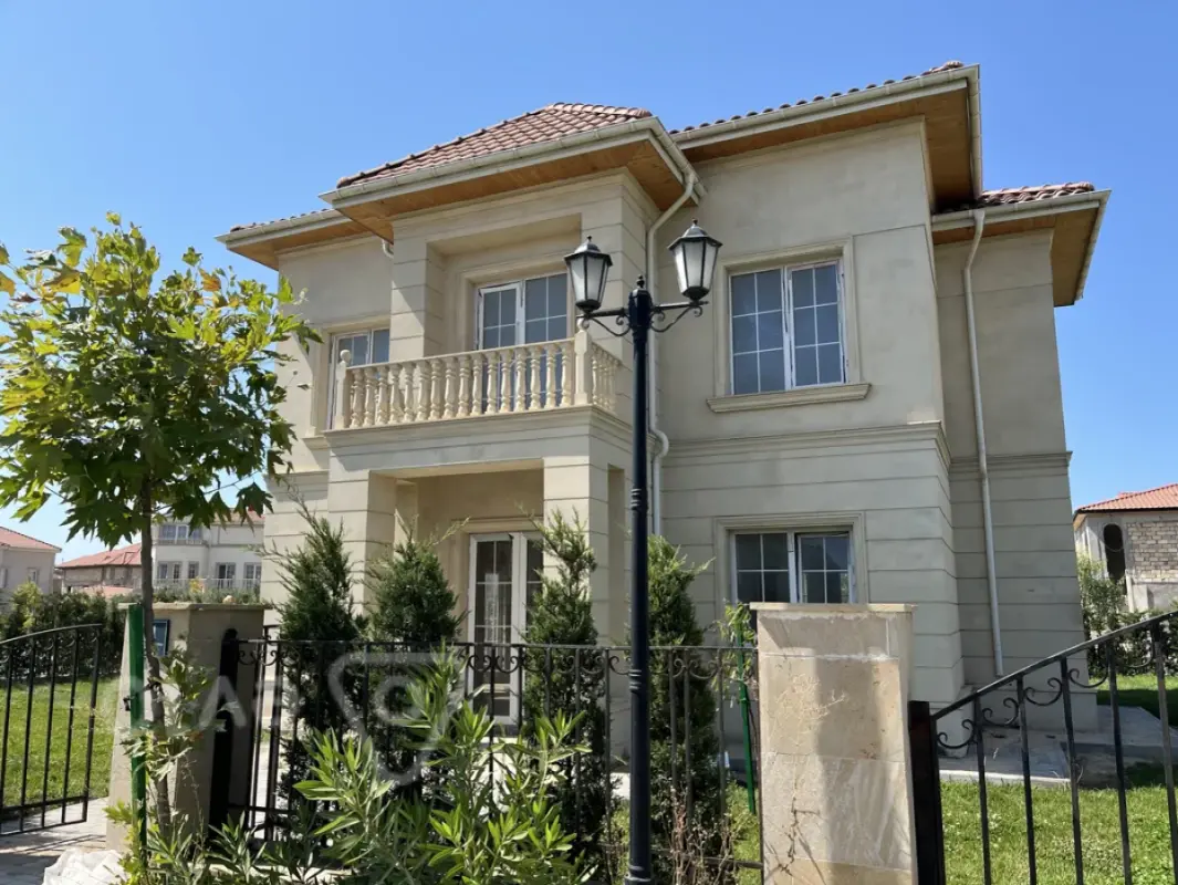 Satılır 6 otaqlı həyət evi 230 m²