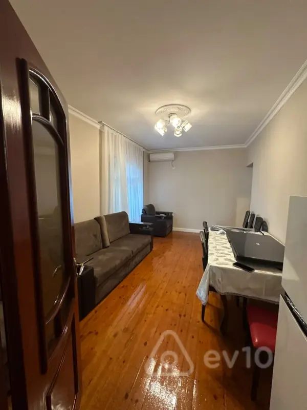 Kirayə verilir 2 otaqlı köhnə tikili 55 m²