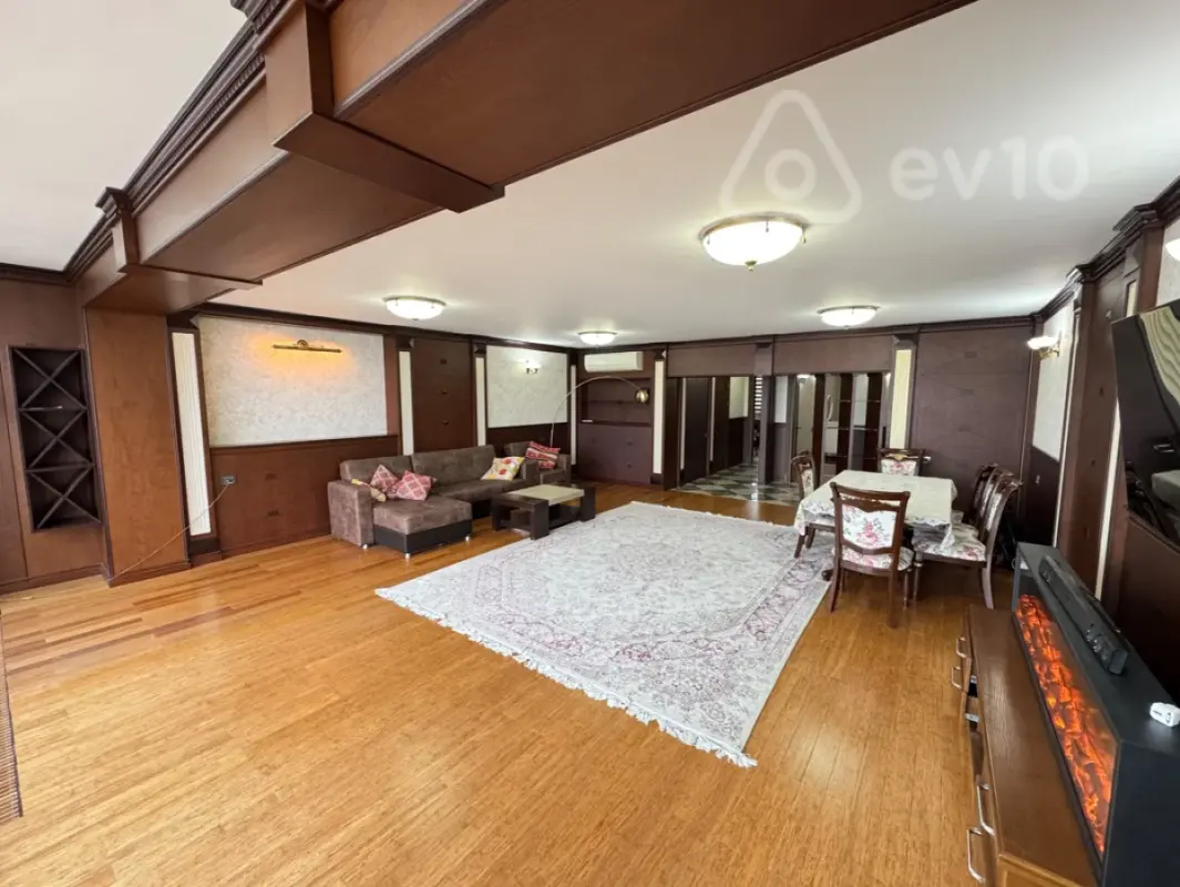 Kirayə verilir 2 otaqlı köhnə tikili 150 m²