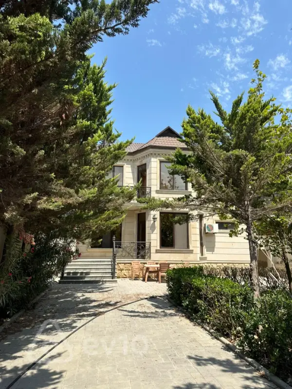 Satılır 6 otaqlı həyət evi 200 m²