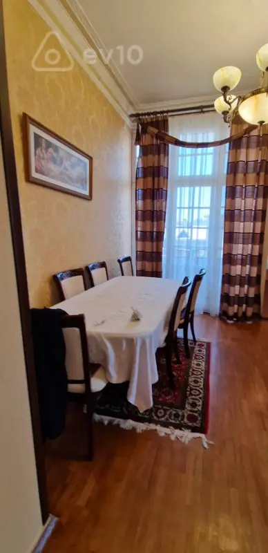 Satılır 4 otaqlı köhnə tikili 120 m²