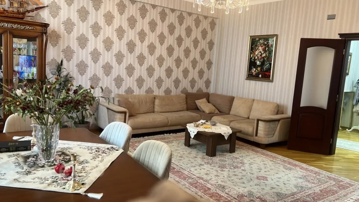 Kirayə verilir 3 otaqlı yeni tikili 155 m²