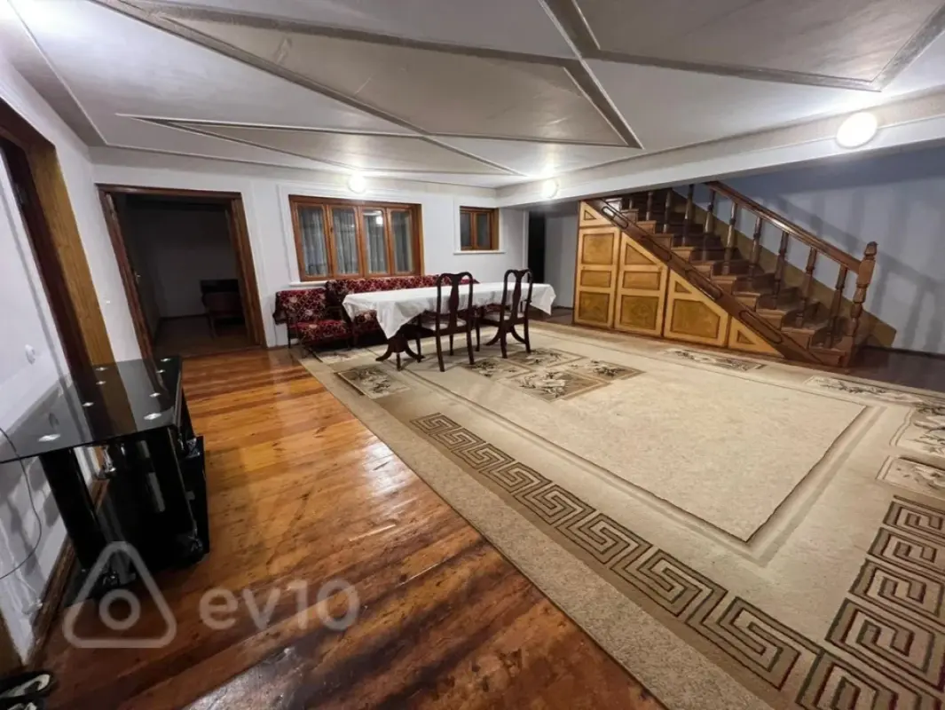 Kirayə verilir 8 otaqlı həyət evi 240 m²