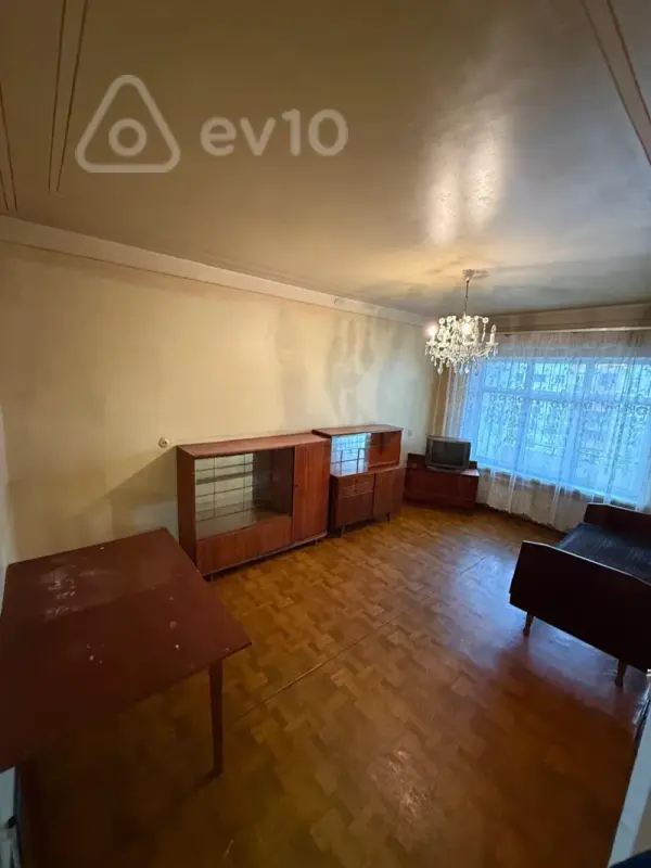 Satılır 4 otaqlı köhnə tikili 90 m²