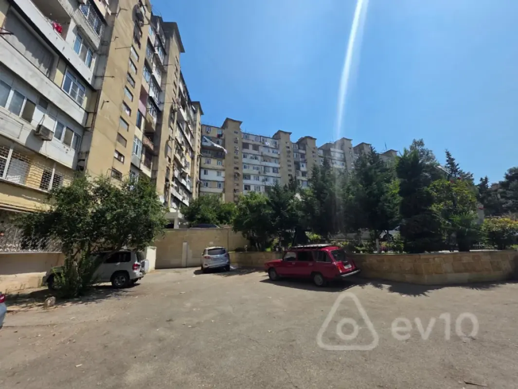 Satılır 2 otaqlı köhnə tikili 90 m²