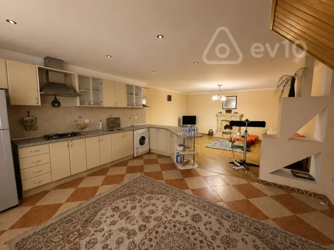 Satılır 2 otaqlı köhnə tikili 92 m²