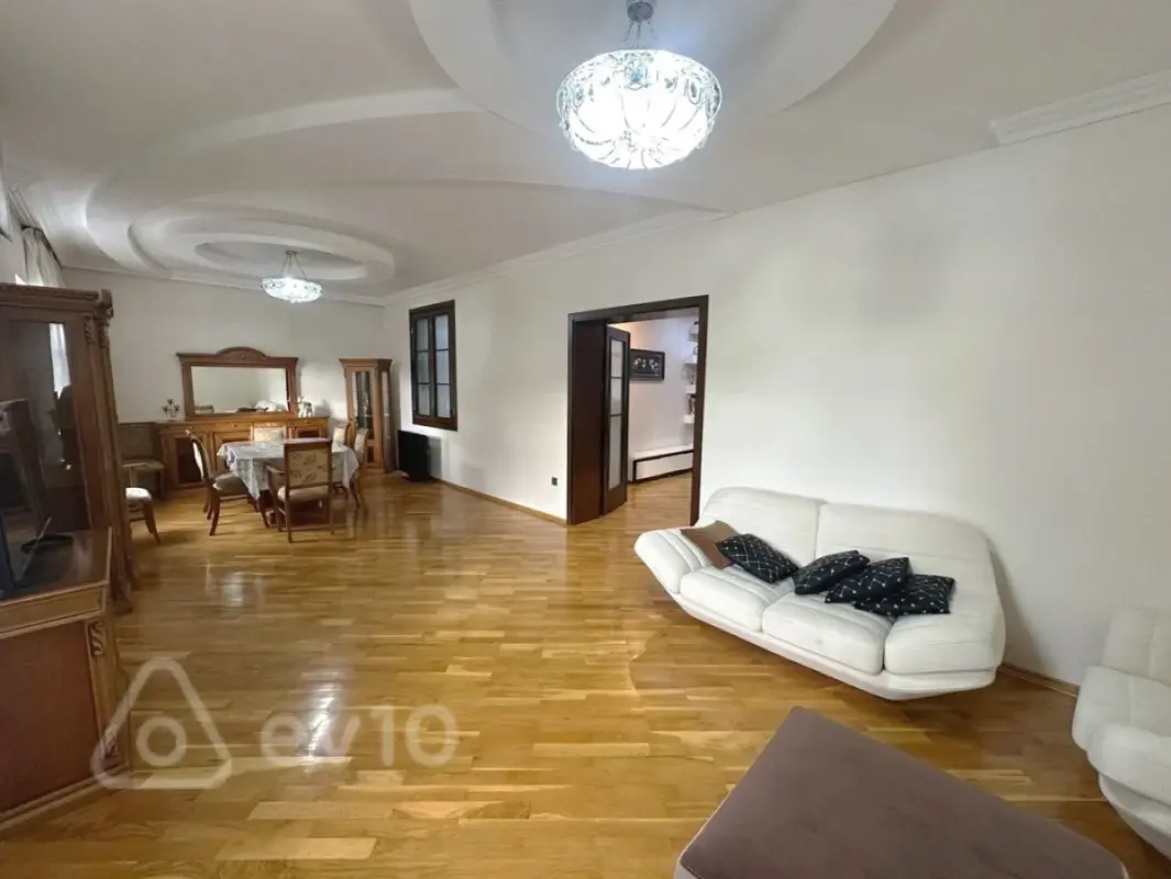 Kirayə verilir 3 otaqlı köhnə tikili 140 m²