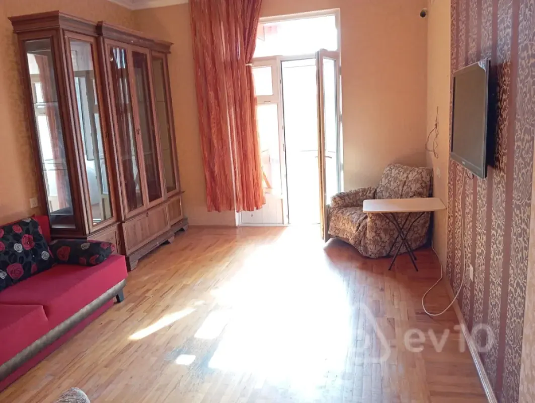 Kirayə verilir 2 otaqlı köhnə tikili 50 m²
