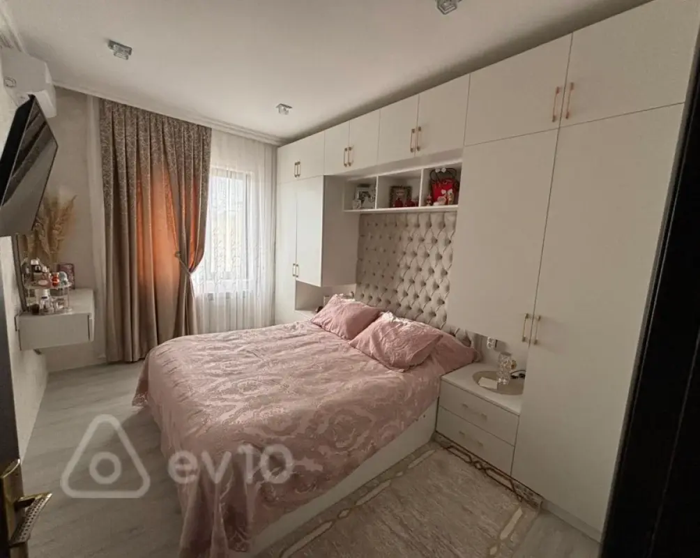 Satılır 4 otaqlı köhnə tikili 85 m²