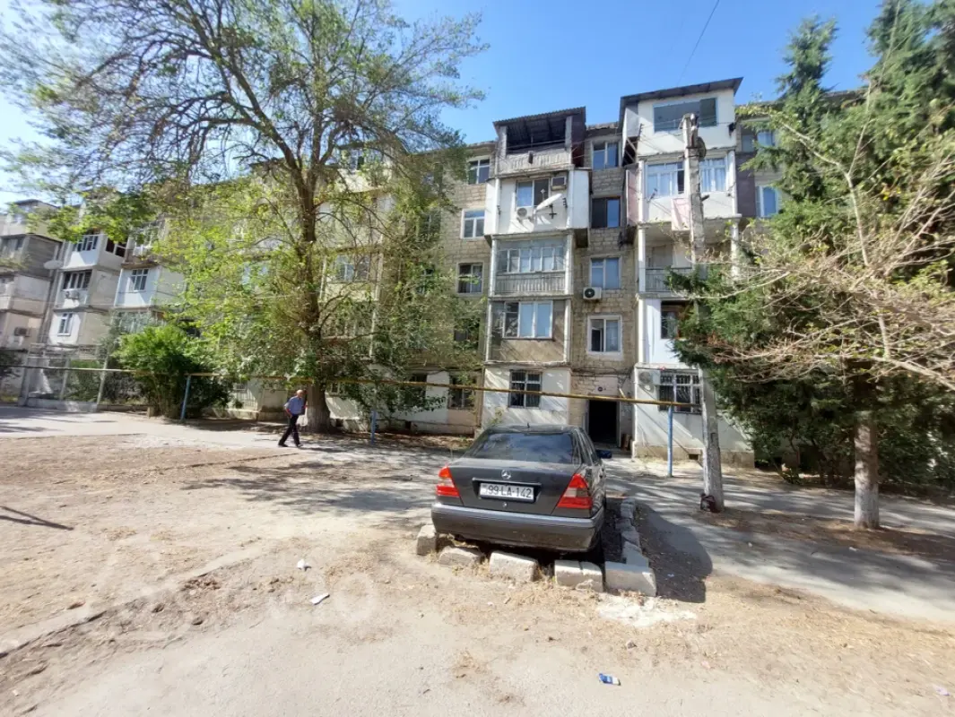 Satılır 4 otaqlı köhnə tikili 110 m²