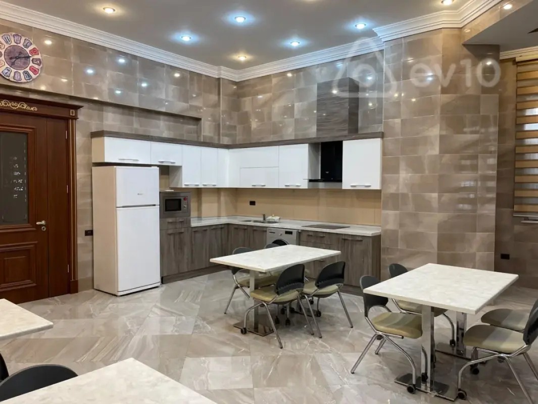 Kirayə verilir 8 otaqlı ofis 1000 m²
