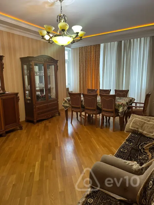 Kirayə verilir 2 otaqlı köhnə tikili 106 m²