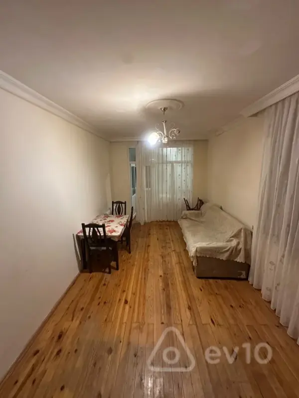 Kirayə verilir 2 otaqlı köhnə tikili 45 m²