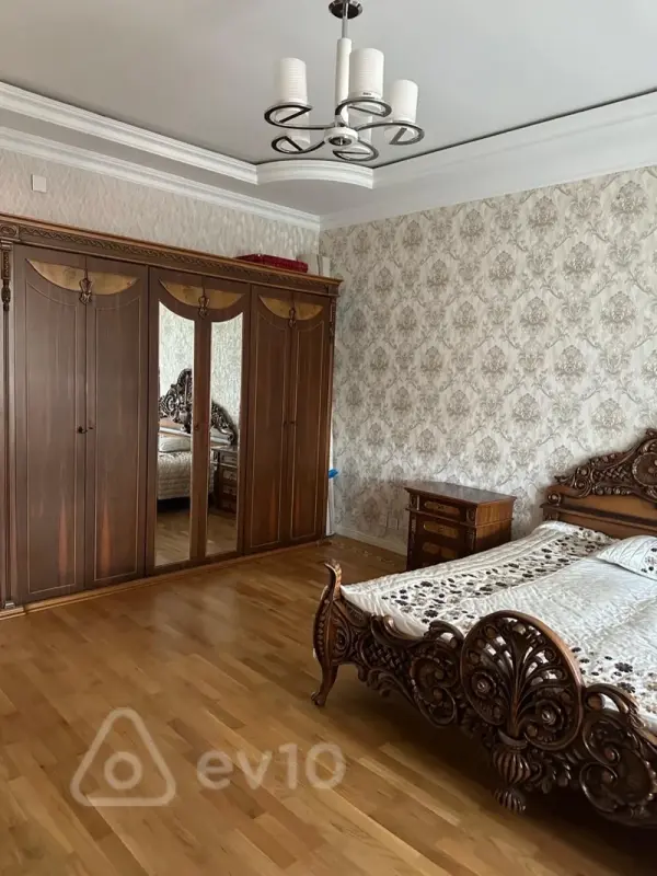 Kirayə verilir 4 otaqlı köhnə tikili 155 m²