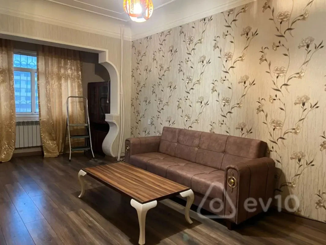 Kirayə verilir 2 otaqlı köhnə tikili 60 m²