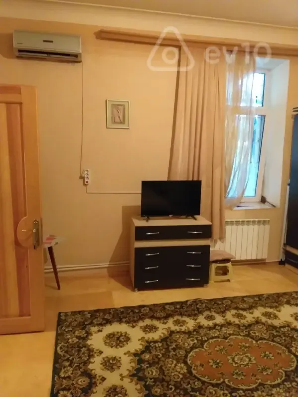 Kirayə verilir 2 otaqlı köhnə tikili 55 m²