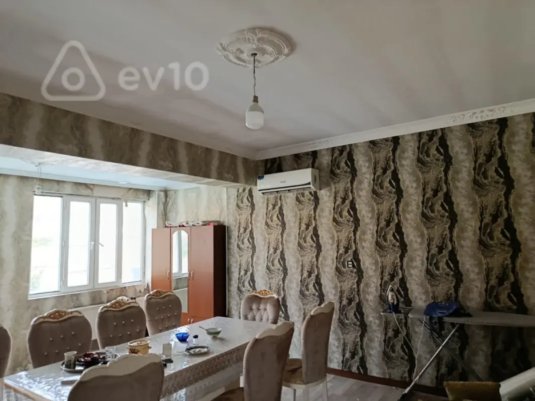 Satılır 9 otaqlı həyət evi 200 m²