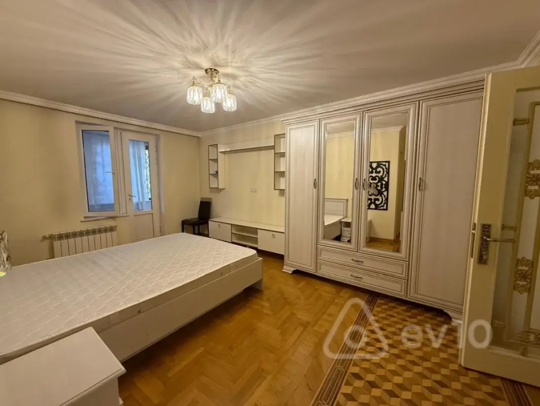 Kirayə verilir 5 otaqlı köhnə tikili 170 m²
