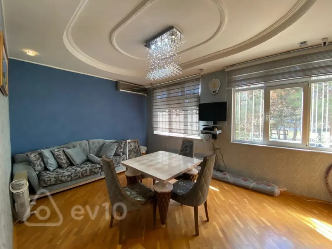 Kirayə verilir 3 otaqlı köhnə tikili 120 m²